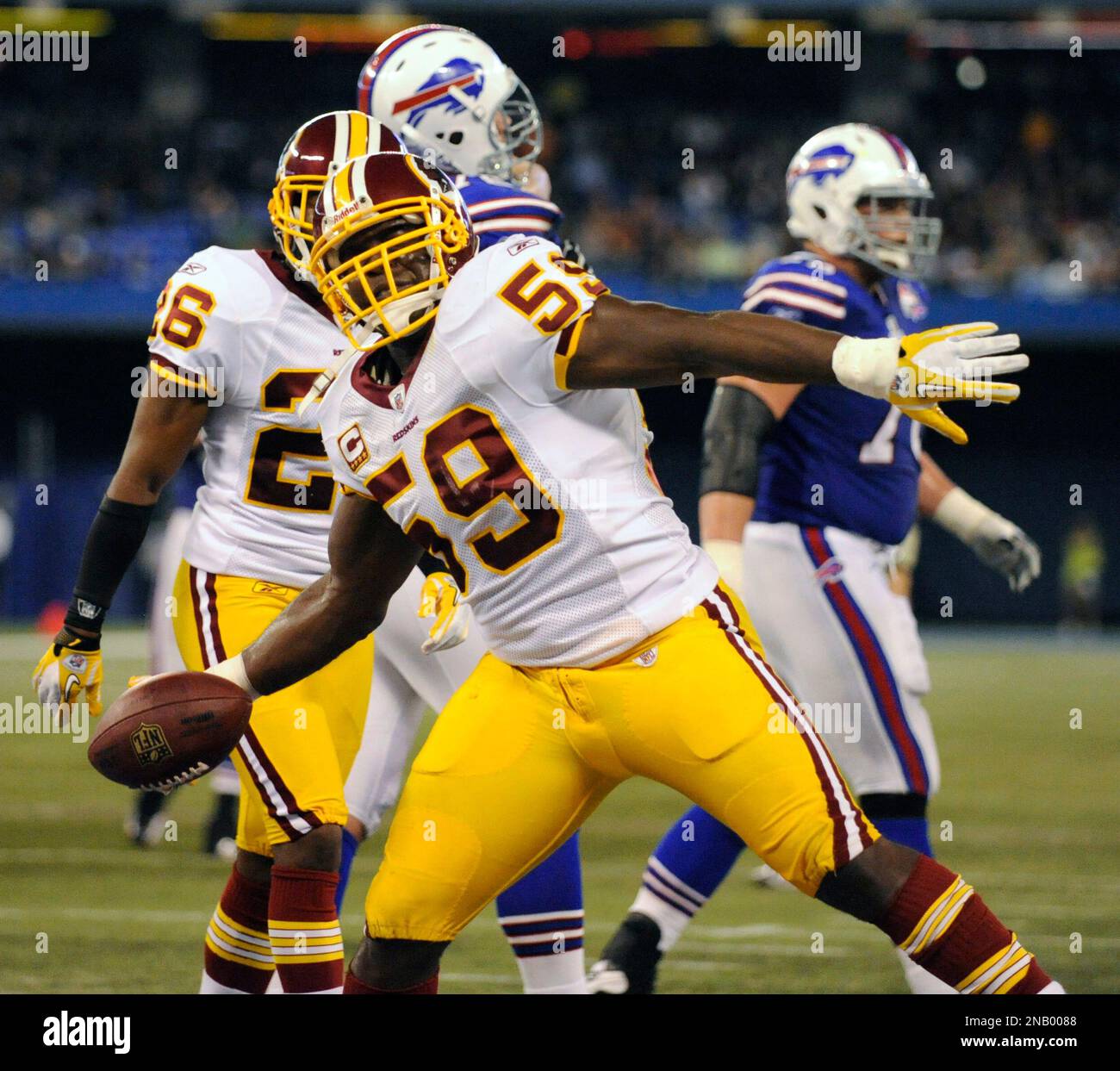 Washington Redskins linebacker London Fletcher (59) intercepts a