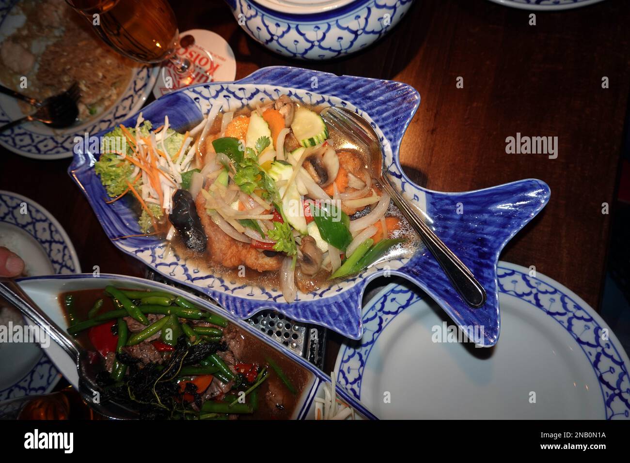 Rotbarsch-Filet auf thailändische Art, serviert in fischförmigen Teller ...