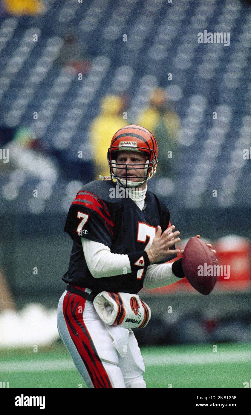 Boomer Esiason, Cincinnati Bengals quarterback, is shown, Jan. 1991. (AP Photo/Ed Reinke) Stock Photo