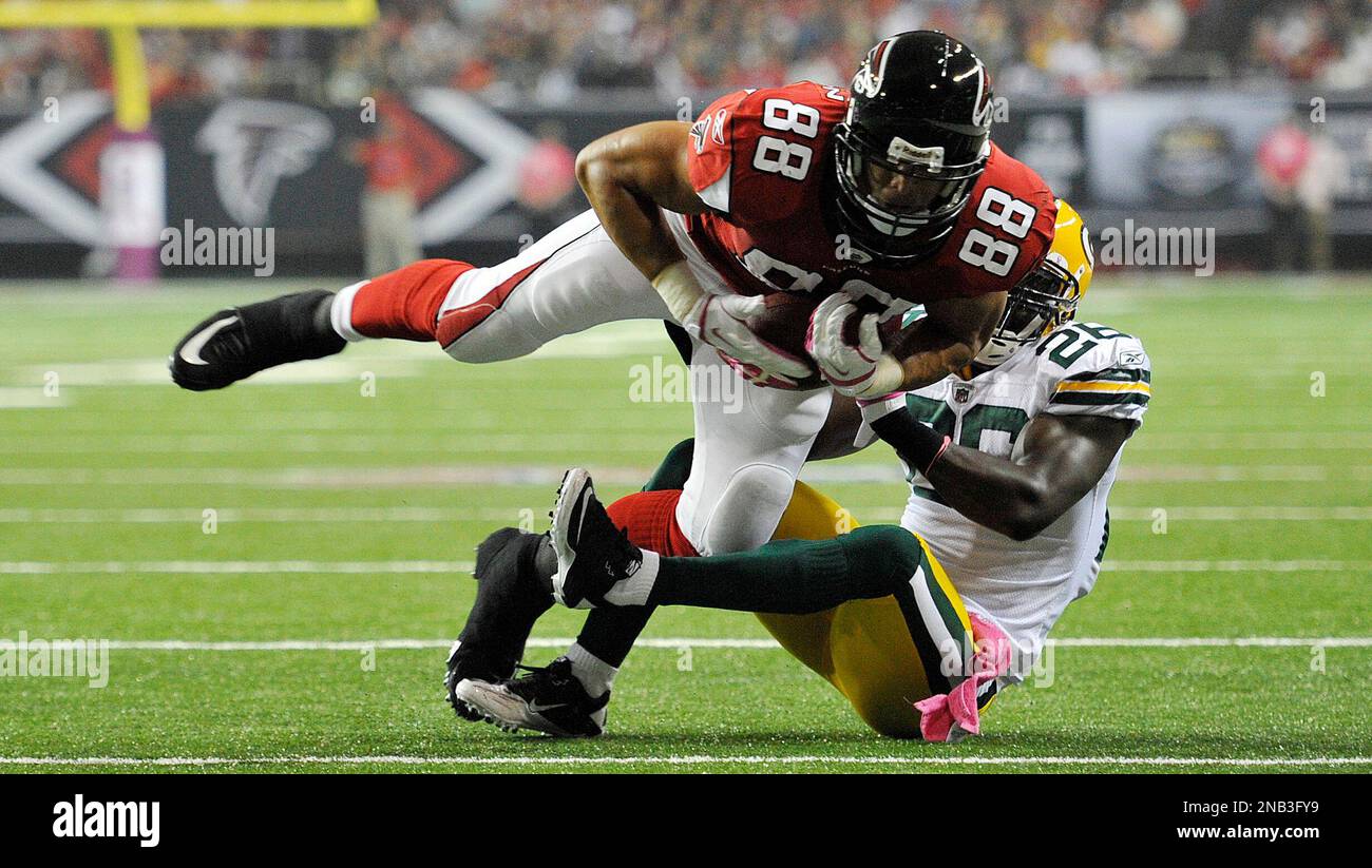 Green Bay Packers Charlie Peprah tries to tackle New York Giants