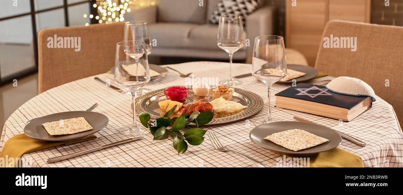 Family in dining room evening hi-res stock photography and images - Alamy