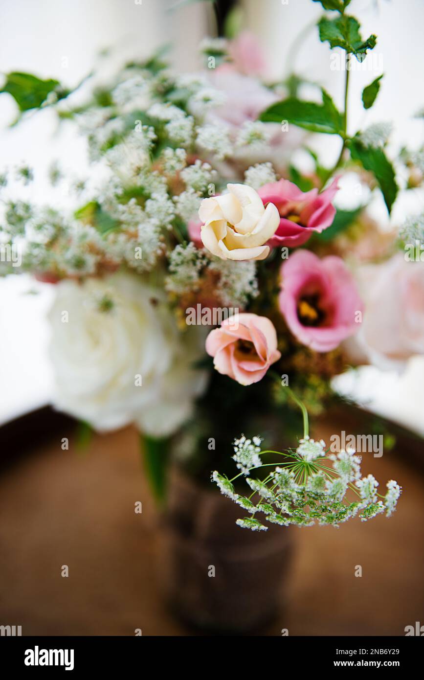 Event table roses bouquet hi-res stock photography and images - Alamy