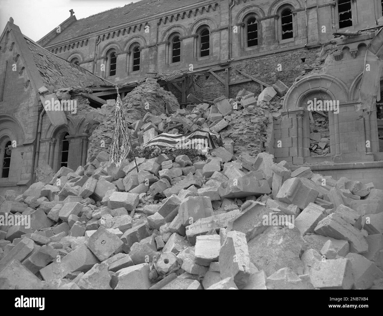 eds-note-graphic-content-the-remains-of-major-howie-draped-in