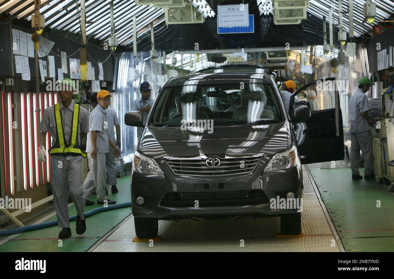 Indonesian workers make final checks just-assembled Kijang Innova ...