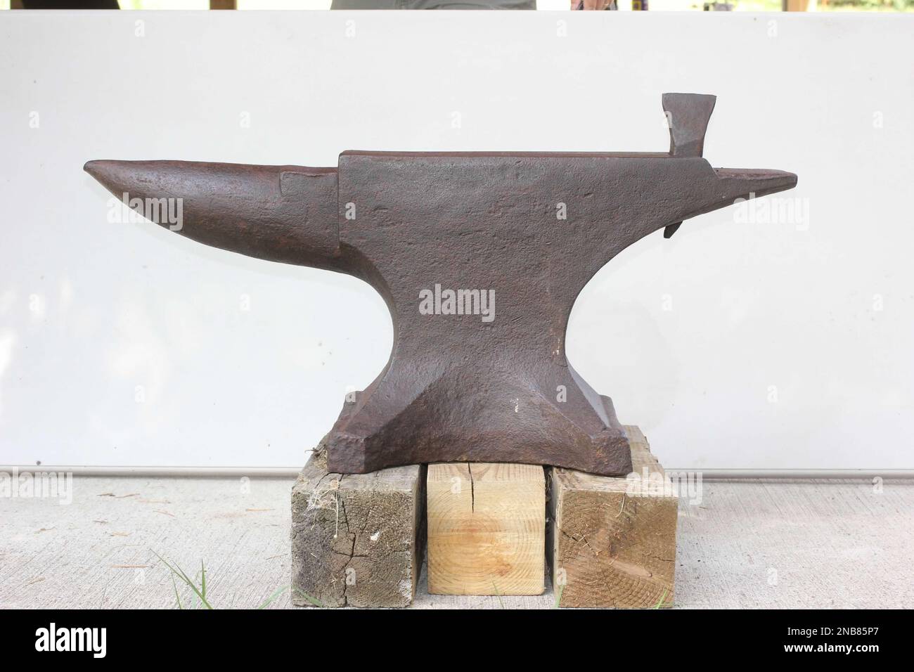 Antique 1800s Peter Wright Anvil ENGLAND - made 1830 to 1852 Stock Photo
