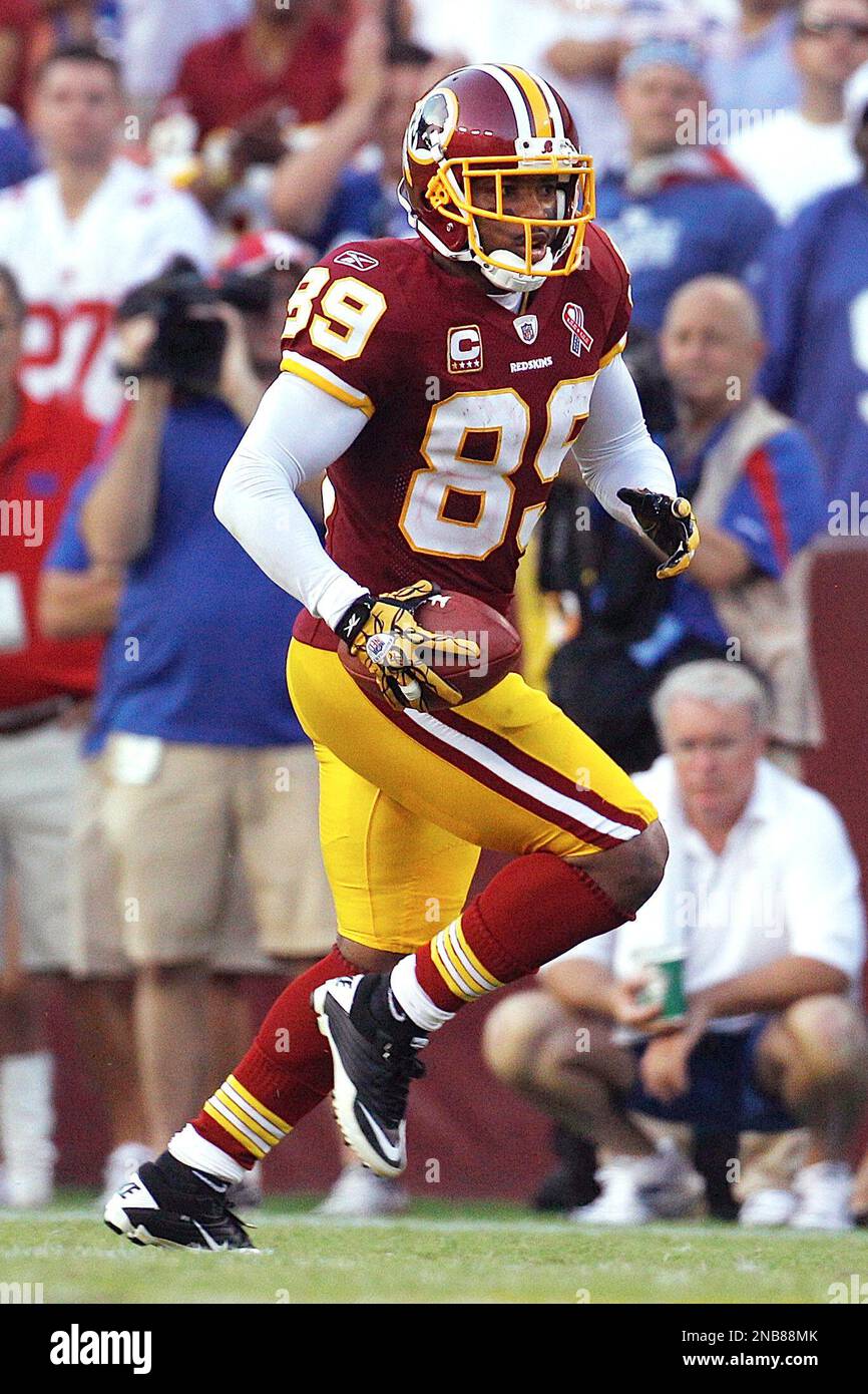 Washington Redskins wide receiver Santana Moss carries the ball