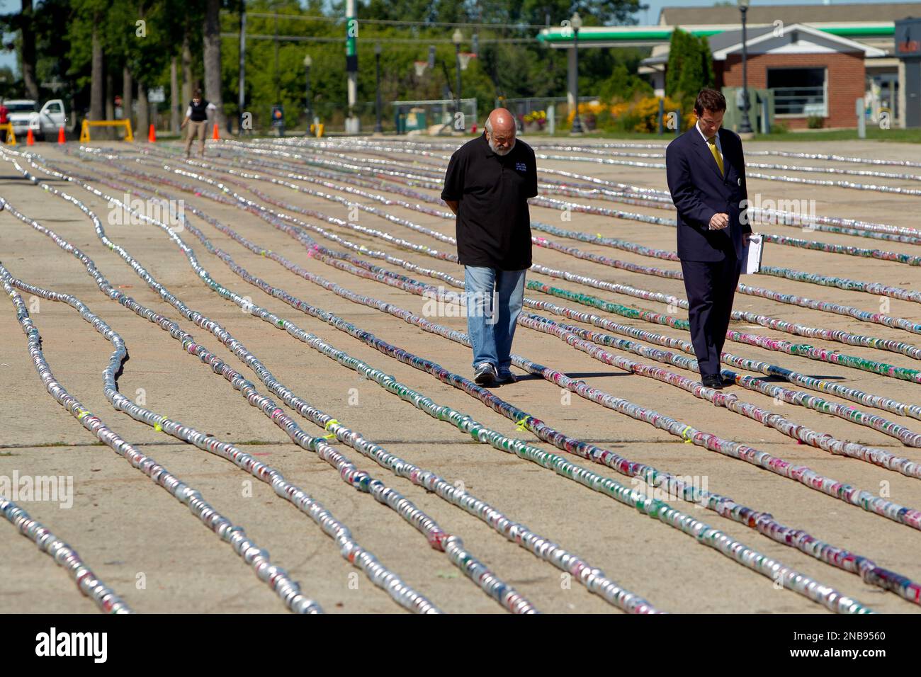 https://c8.alamy.com/comp/2NB9560/philip-robertson-right-an-adjudicator-with-the-guinness-world-record-counts-aluminum-cans-wednesday-sept-7-2011-in-de-pere-wis-in-an-attempt-by-the-aluminum-association-and-joe-cahn-left-the-commissioner-of-tailgating-to-break-the-world-record-for-the-longest-string-of-aluminum-cans-the-record-was-set-with-66343-cans-strung-together-measuring-over-five-miles-in-length-the-event-is-a-kick-off-to-the-can-crusade-a-nationwide-awareness-campaign-to-remind-fans-that-using-aluminum-cans-when-tailgating-is-the-smartest-choice-mike-roemerap-images-for-aluminum-association-2NB9560.jpg