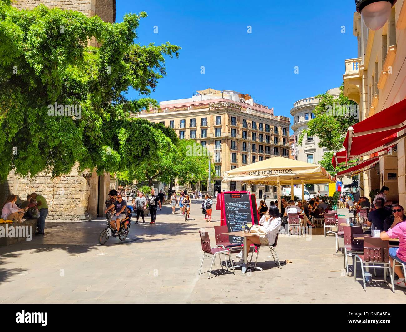Outdoor view of tourists enjoying sidewalk cafes at the Placita de la Seu, the plaza at the Barcelona Cathedral. Stock Photo