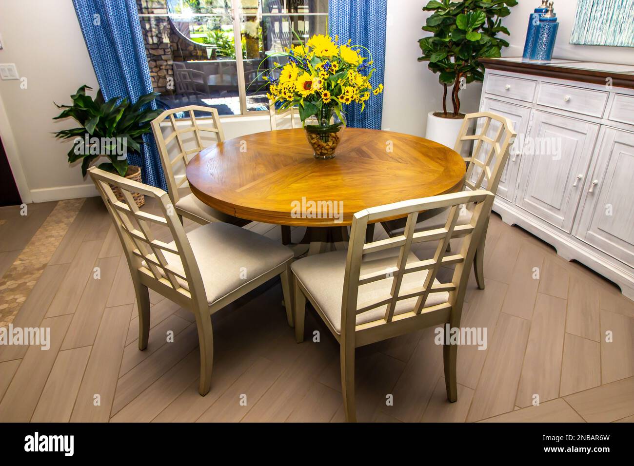 Dining Room Round Table With Four Chairs Stock Photo - Alamy