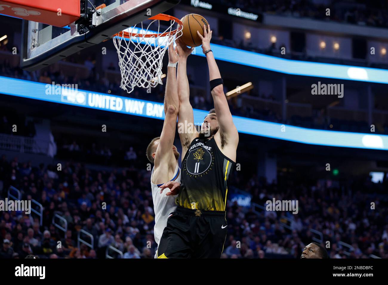 Golden State Warriors guard Klay Thompson (11) shoots over Washington