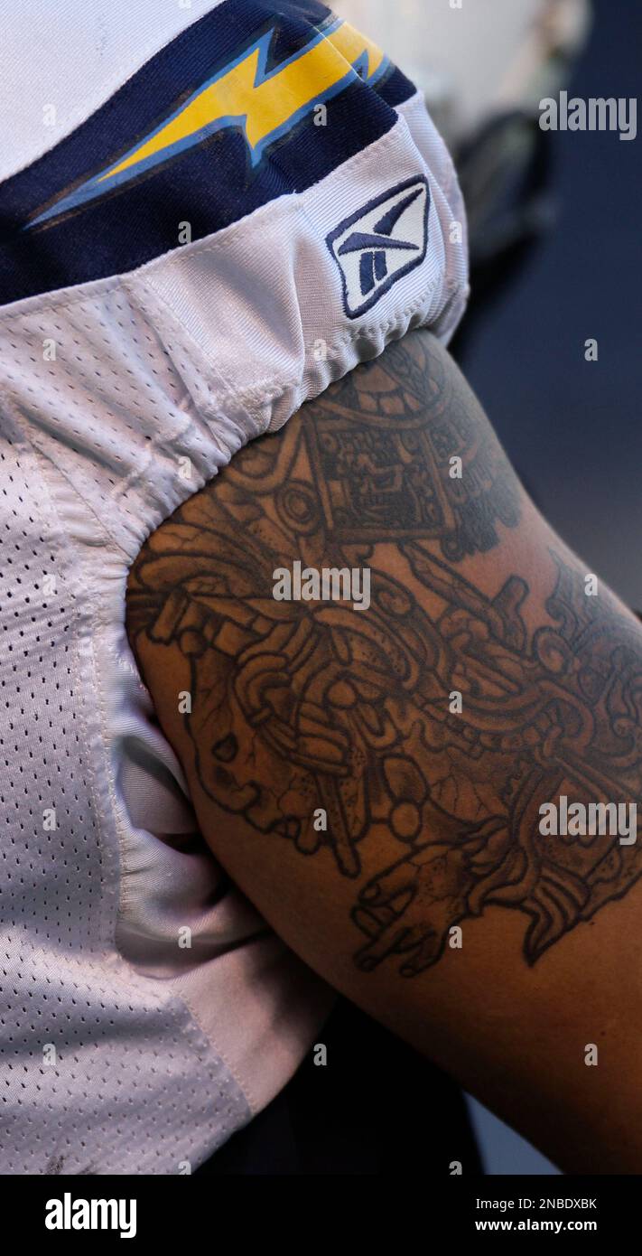 70 Cool Football Tattoos for Men [2024 Inspiration Guide] | Football tattoo,  Tattoos for guys, Tattoos