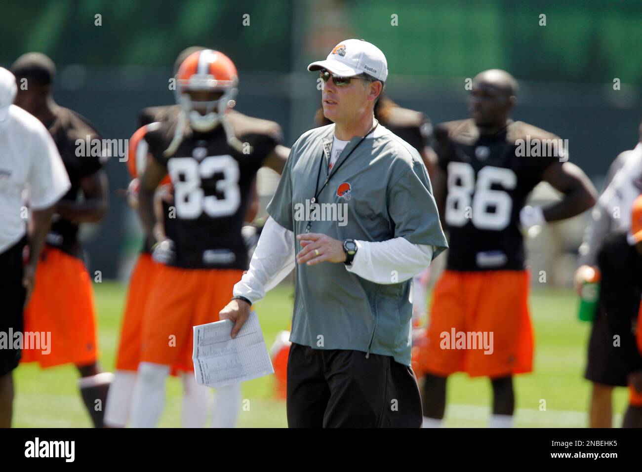 Cleveland Browns head coach Pat Shurmur talks to his players at the NFL ...