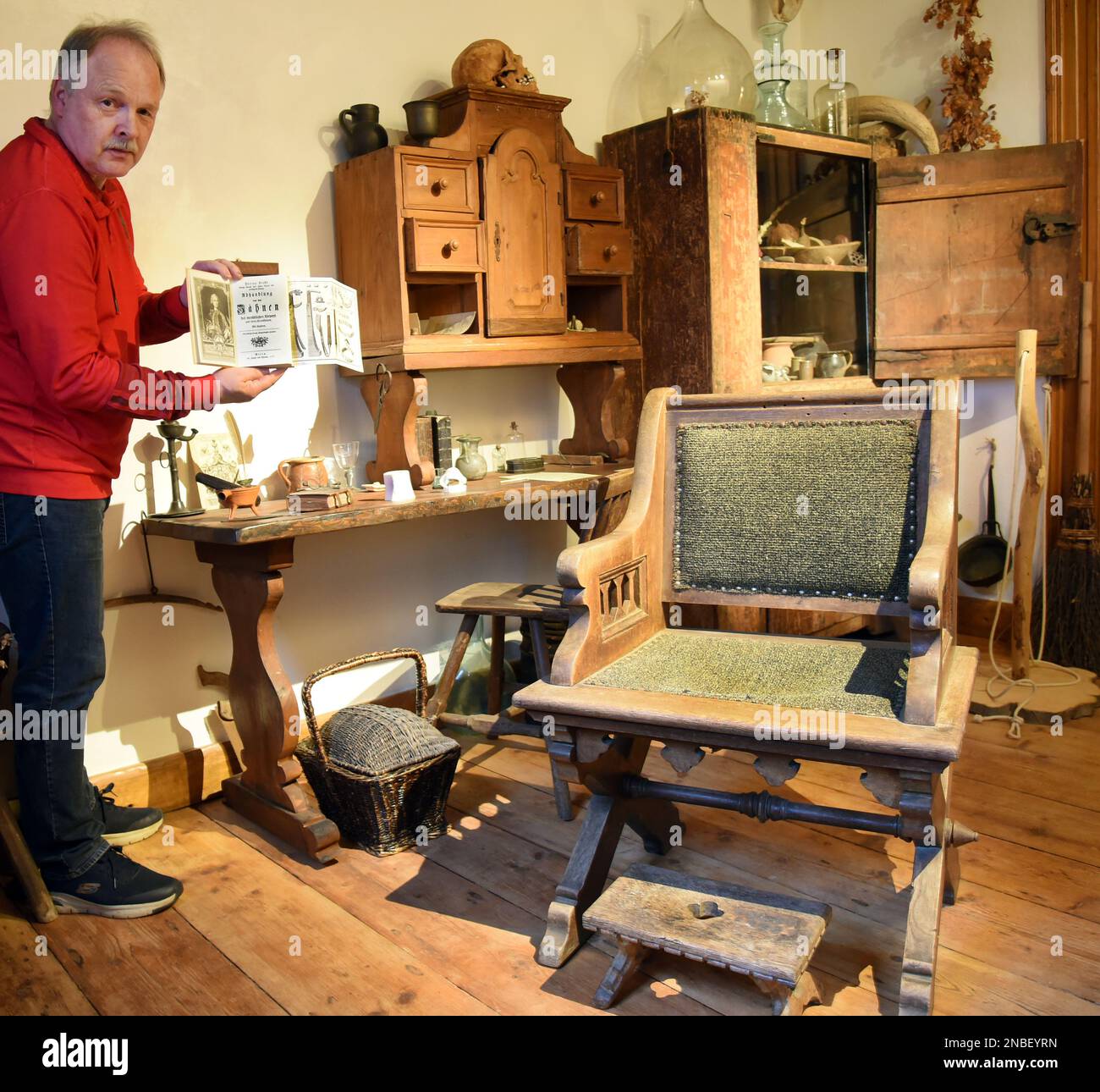 PRODUCTION - 10 January 2023, Saxony, Zschadraß B. Colditz: At the Dental Museum in Zschadraß near Colditz, which has the largest dental history collection in the world, director Andreas Haesler stands in the oldest dental practice from 1750 that he has reconstructed. The practice and study of Philipp Pfaff, the royal Prussian court dentist of Frederick the Great, are among the more than half a million objects from the history of dentistry going back up to 2,500 years that the 61-year-old dental technician has collected over the past 20 years. The objects, some of which are unique and valuable Stock Photo