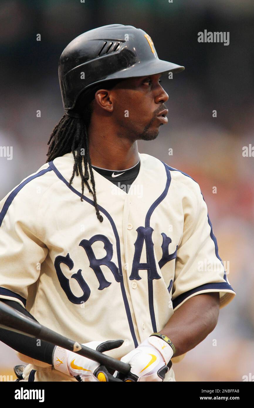 National League's Andrew McCutchen, of the Pittsburgh Pirates, swings  during the MLB All-Star baseball Home Run Derby, Monday, July 9, 2012, in  Kansas City, Mo. (AP Photo/Jeff Roberson Stock Photo - Alamy