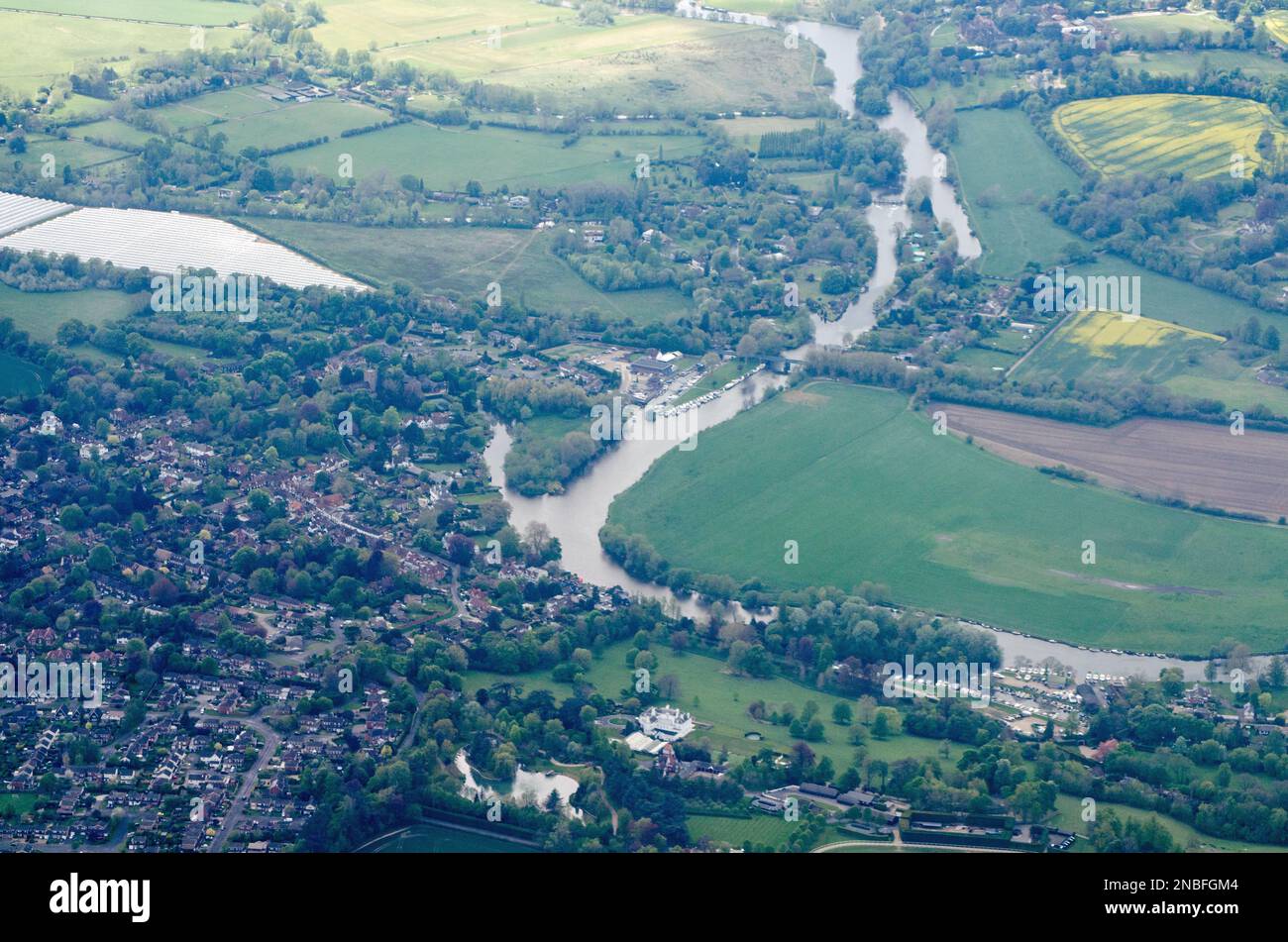 View from the sky of the Berkshire village of Wargrave on the banks of the River Thames on a Spring afternoon.  The historic Wargrave Manor is towards Stock Photo