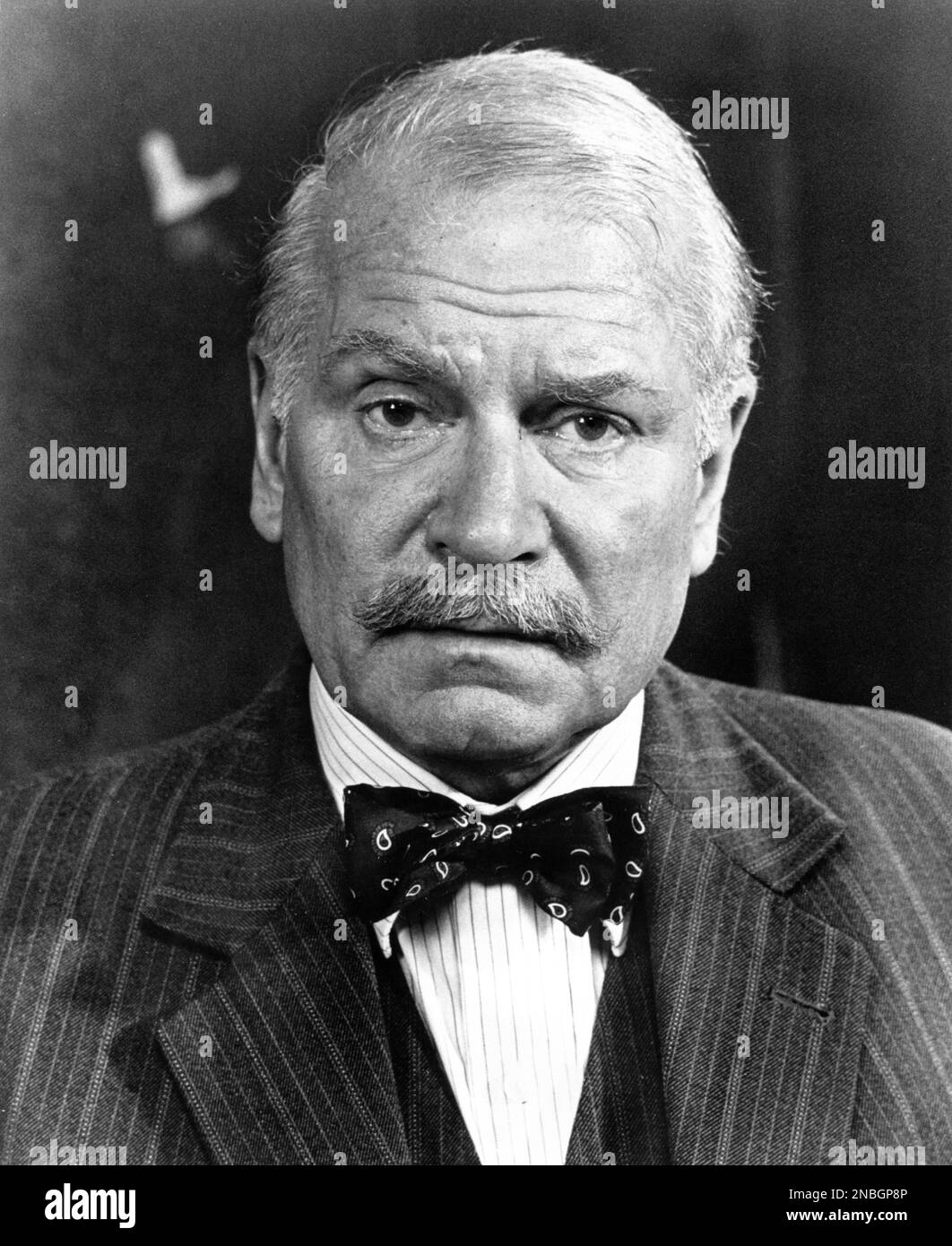 LAURENCE OLIVIER in A BRIDGE TOO FAR 1977 director RICHARD ATTENBOROUGH screenplay William Goldman based on the book by Cornelius Ryan USA - UK co-production Joseph E. Levine Productions / United Artists Stock Photo