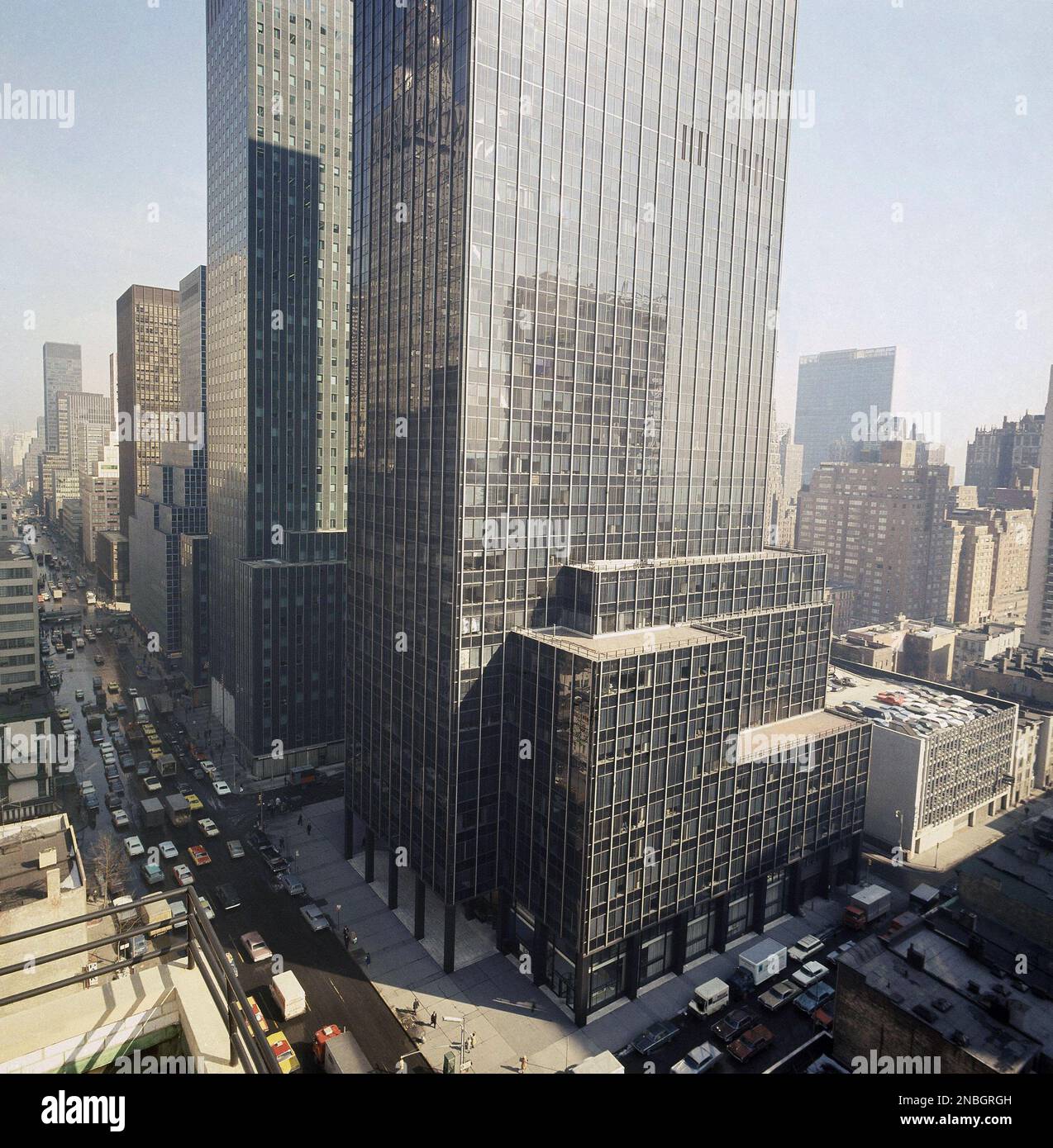 Exterior view of New York buildings at Third Avenue at 39th and 40th ...