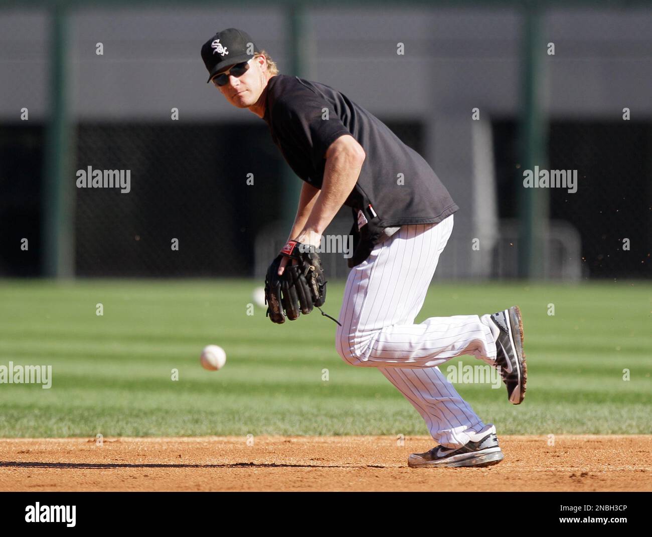 Chicago White Sox second baseman Gordon Beckham catches a ball