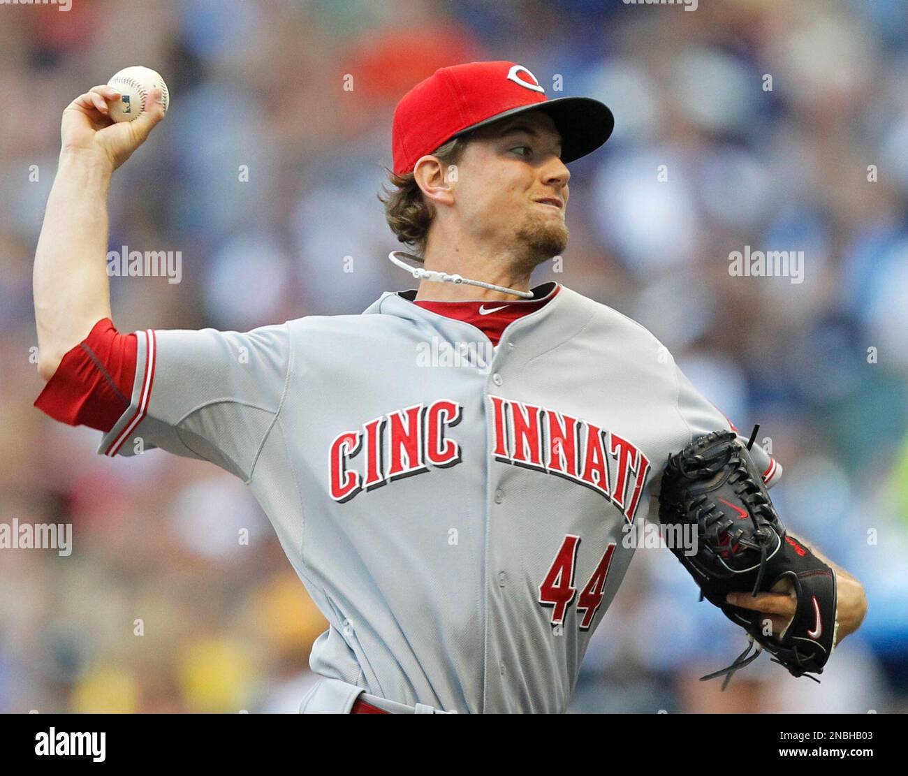 Cincinnati Reds starting pitcher Mike Leake throws against the ...