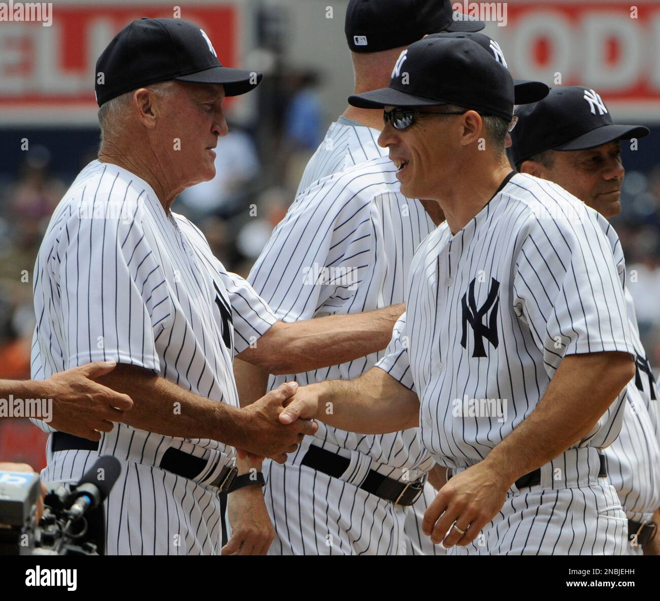 Former New York Yankees catcher Joe Girardi, right, shakes hands