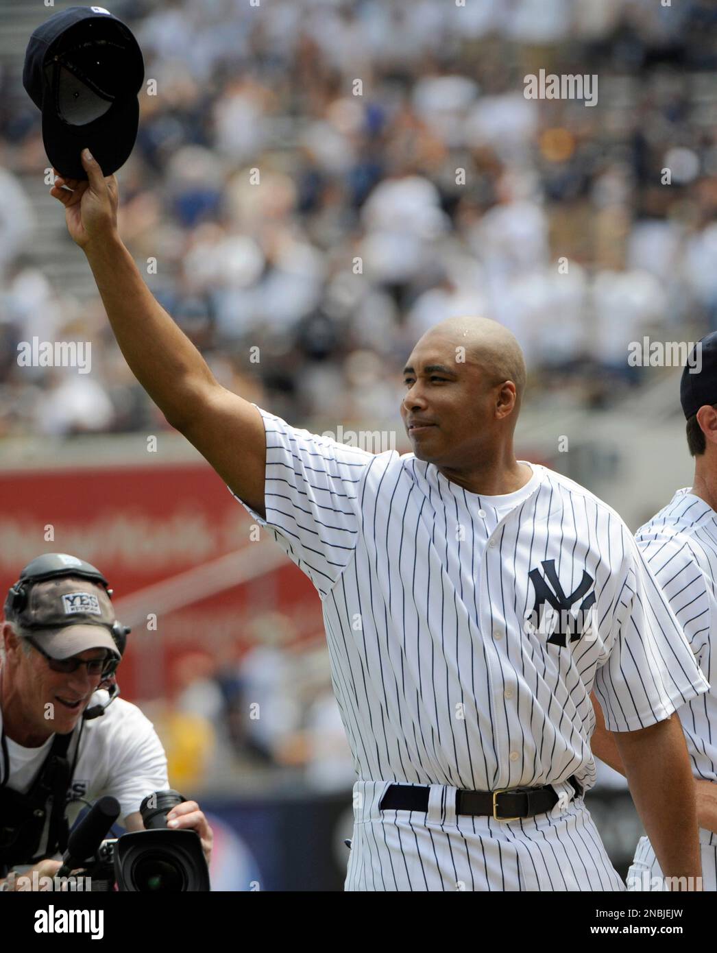 Former New York Yankees center fielder Bernie Williams, right 