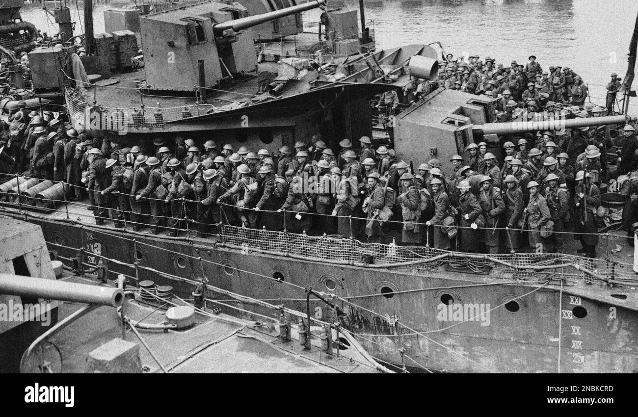 Troops Of The British Expeditionary Force Landed From A Destroyer At A   Troops Of The British Expeditionary Force Landed From A Destroyer At A British Port On June 1 1940 After Being Evacuated Following Heroic Fighting From Flanders Ap Photo 2NBKCRD 