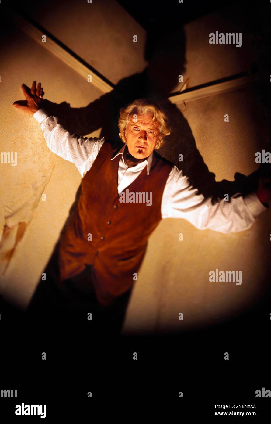 RUTGER HAUER in SALEM'S LOT (2004), directed by MIKAEL SALOMON. Credit: WARNER BROS. TELEVISION / Album Stock Photo