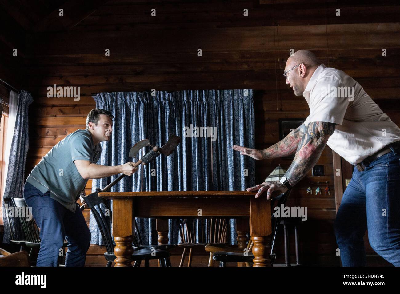 JONATHAN GROFF and DAVE BAUTISTA in KNOCK AT THE CABIN (2023), directed by M. NIGHT SHYAMALAN. Credit: UNIVERSAL PICTURES / Album Stock Photo