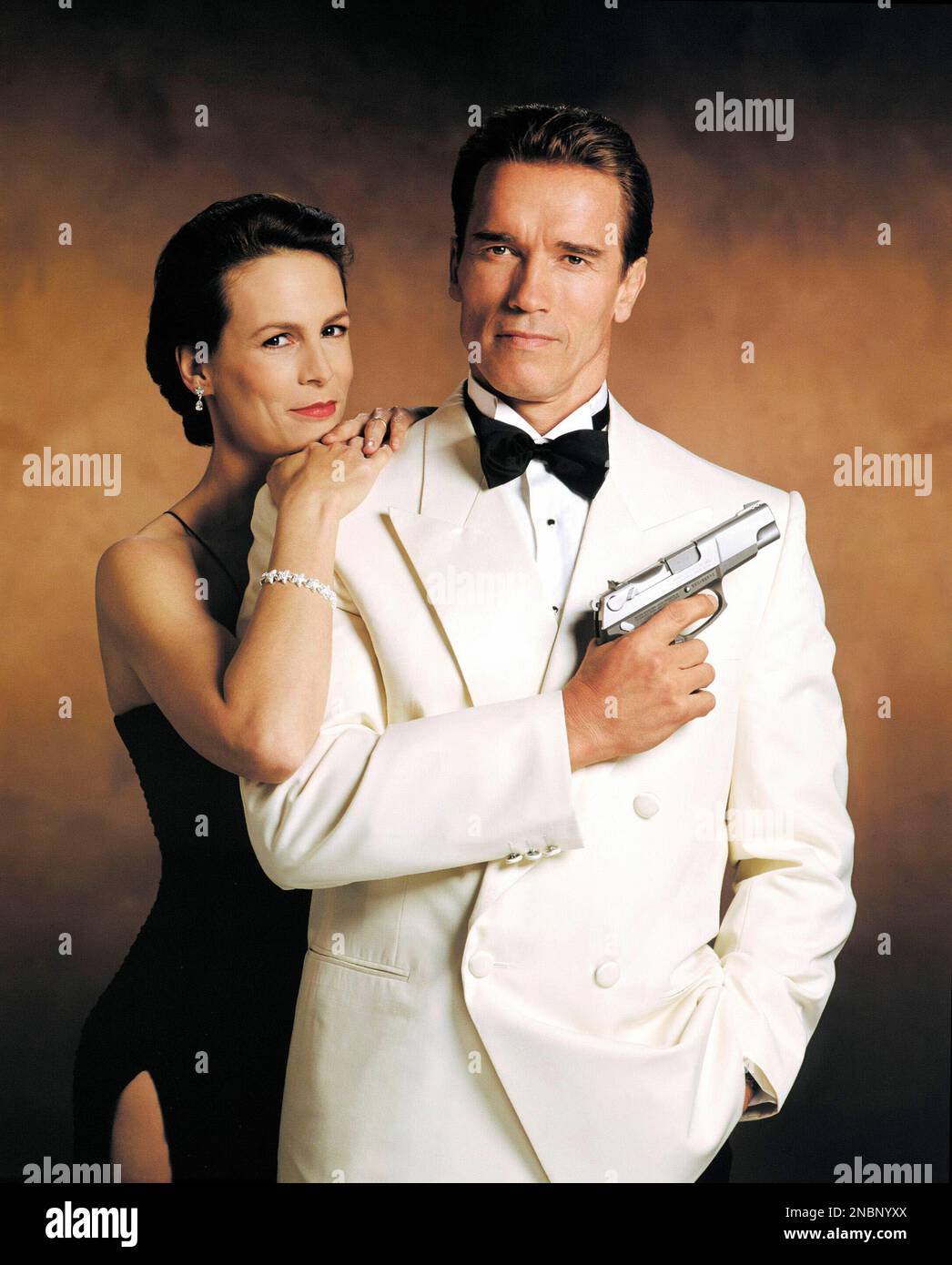 JAMIE LEE CURTIS and ARNOLD SCHWARZENEGGER in TRUE LIES (1994), directed by  JAMES CAMERON. Credit: 20TH CENTURY FOX / Album Stock Photo - Alamy