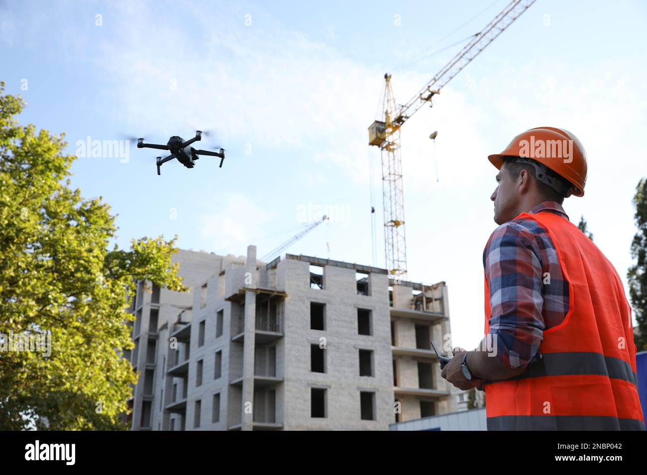 Builder operating drone remote hi-res stock photography and images - Alamy