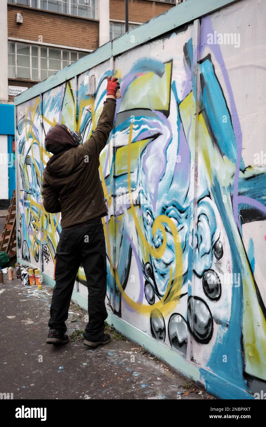 Graffiti artist using a spray can hi-res stock photography and images ...