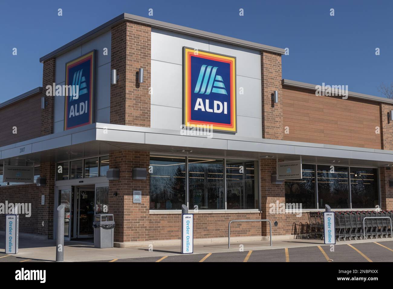 Marion - Circa February 2023: Aldi Discount Supermarket. Aldi sells a range of grocery items, including produce, meat and dairy at discount prices. Stock Photo