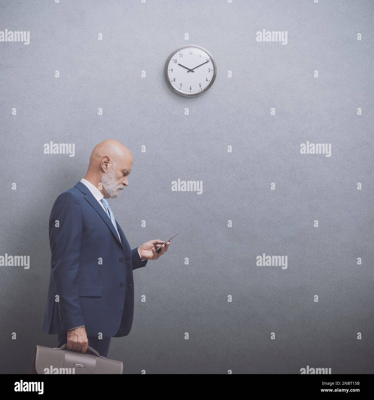 Meeting room clock hi-res stock photography and images - Alamy