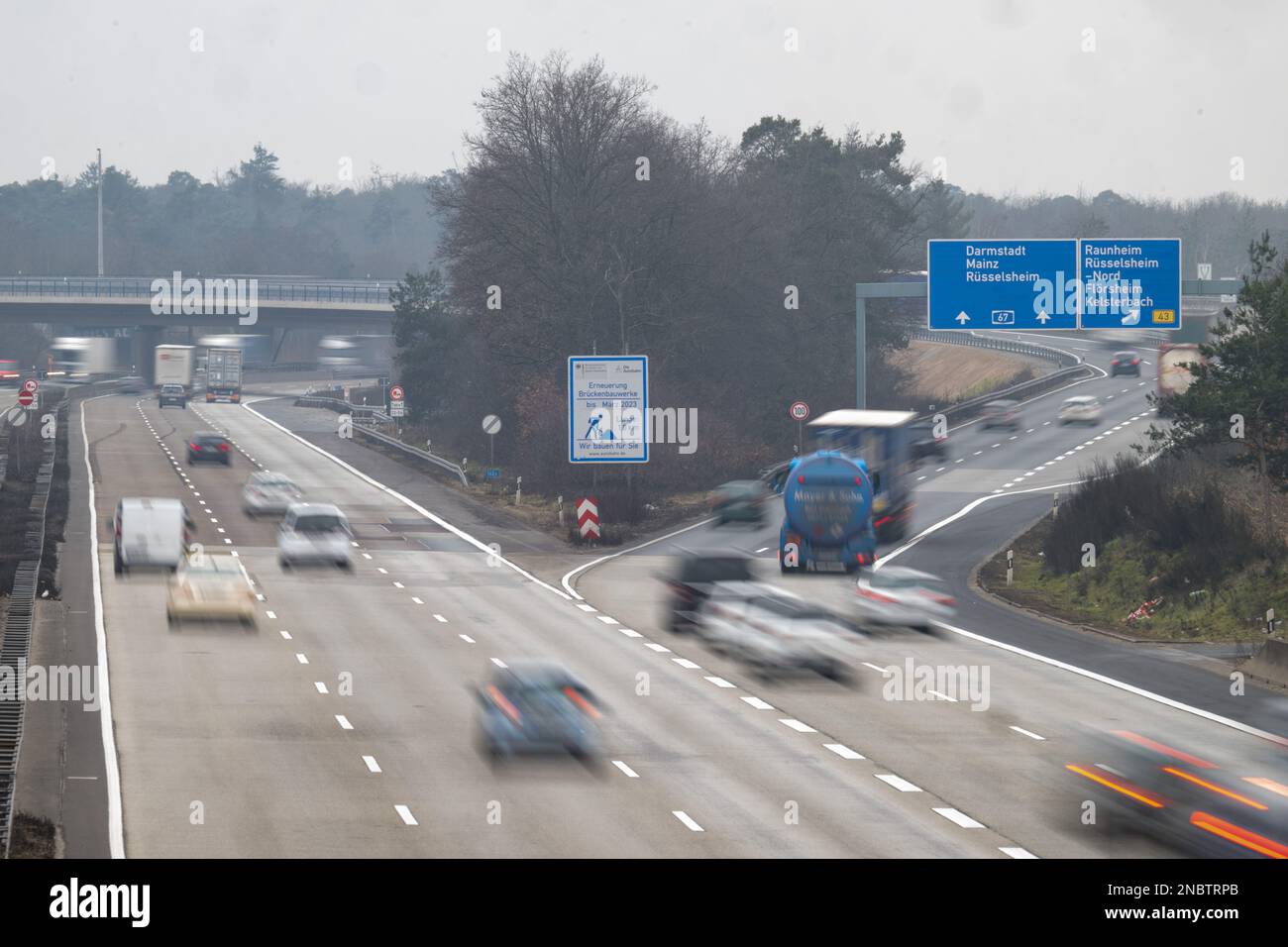 Kelsterbach, Germany. 14th Feb, 2023. Cars drive on the A3 freeway at the Mönchhof triangle, where a bridge has been renewed until March 2023. (Wiping effect due to long-term exposure) The Autobahn GmBH of the federal government presents the current 'Construction Program 2023' for the West Branch. This includes the major projects that will be completed, continued or newly started this year. Credit: Sebastian Gollnow/dpa/Alamy Live News Stock Photo