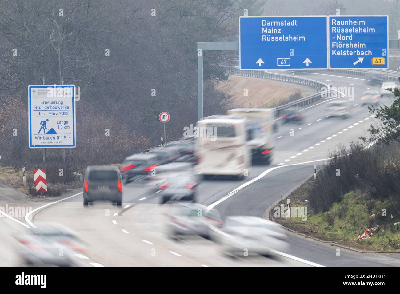 Kelsterbach, Germany. 14th Feb, 2023. Cars drive on the A3 freeway at the Mönchhof triangle, where a bridge has been renewed until March 2023. (Wiping effect due to long-term exposure) The Autobahn GmBH of the federal government presents the current 'Construction Program 2023' for the West Branch. This includes the major projects that will be completed, continued or newly started this year. Credit: Sebastian Gollnow/dpa/Alamy Live News Stock Photo
