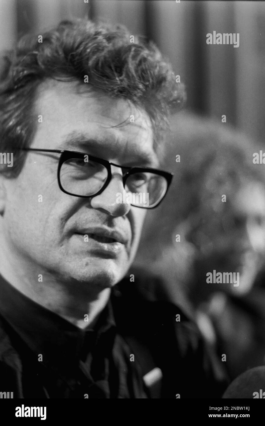 Wim wenders 1990 hi-res stock photography and images - Alamy