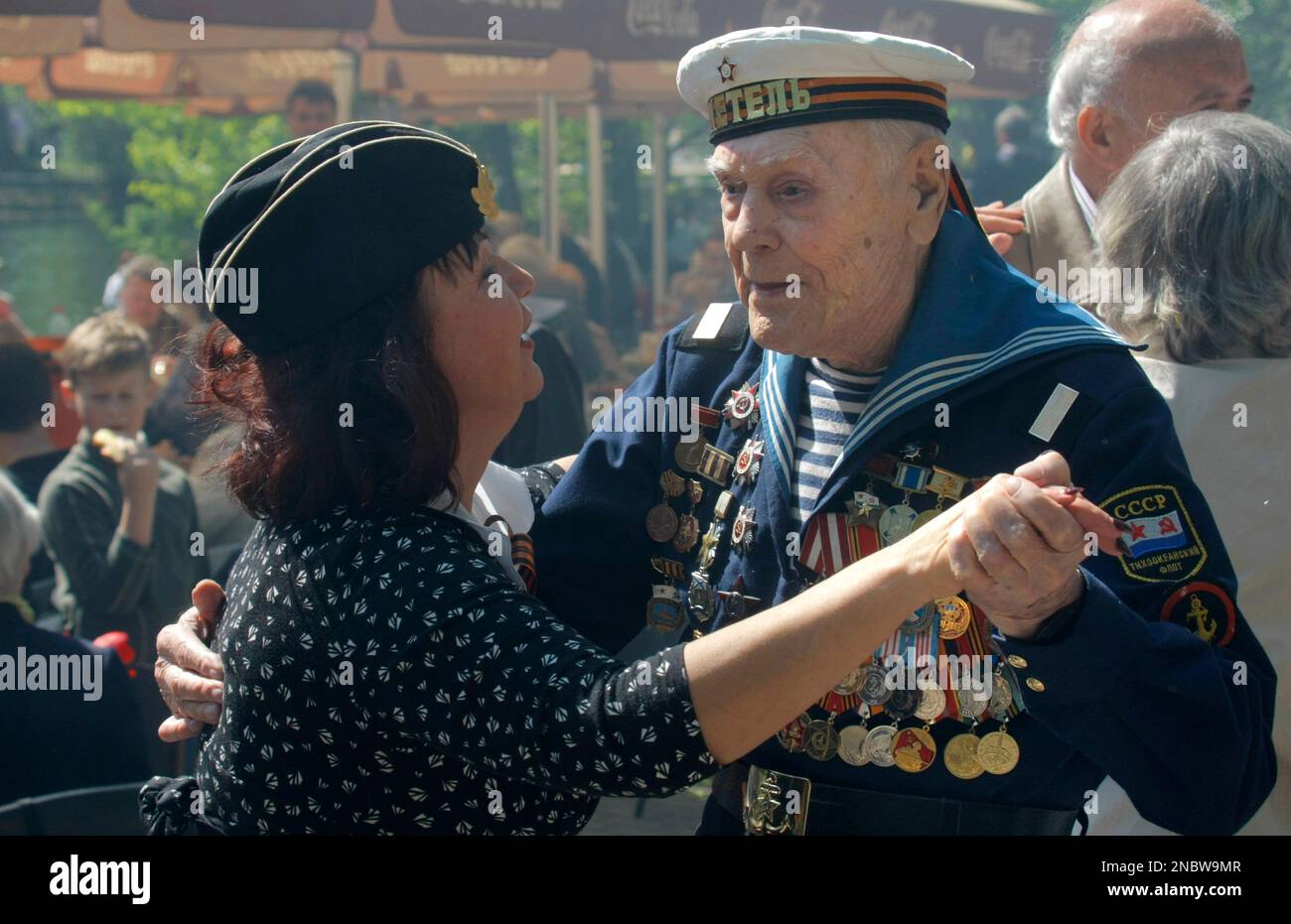 Russian World War II veteran Yuri Fomichev, 86, dances as celebrates ...