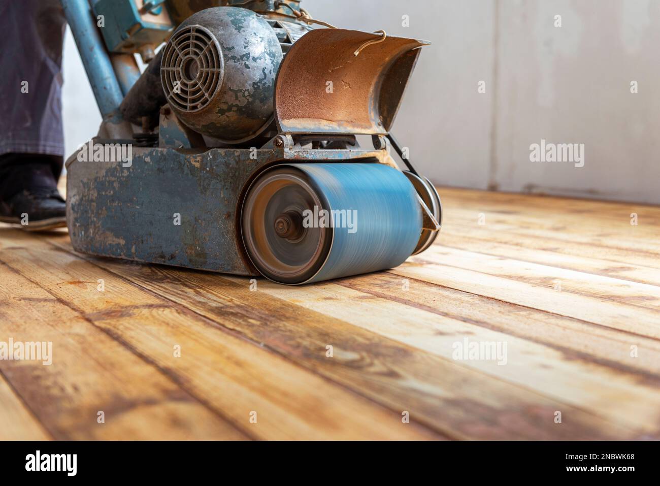 Worker polishing parquet floor with grinding machine Stock Photo Alamy