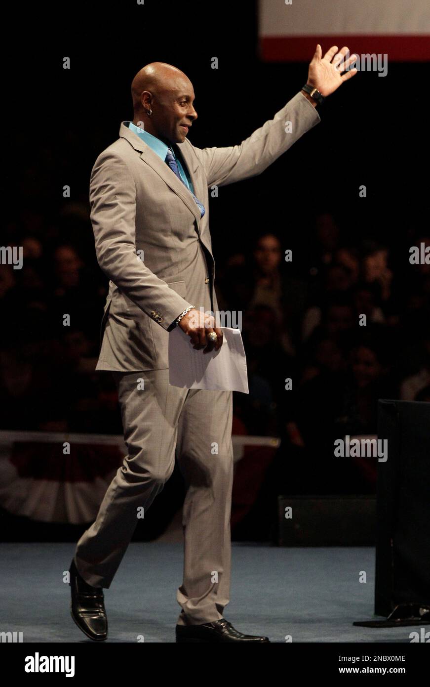 Former NFL football player Jerry Rice gestures to the crowd while ...