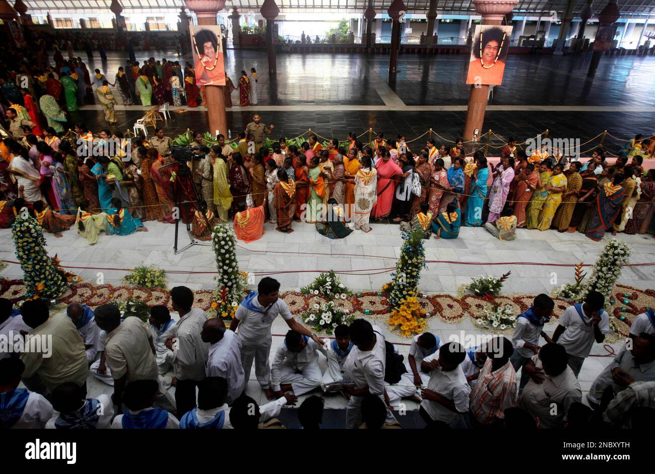 Devotees line up to see the body of Indian religious leader Sathya Sai