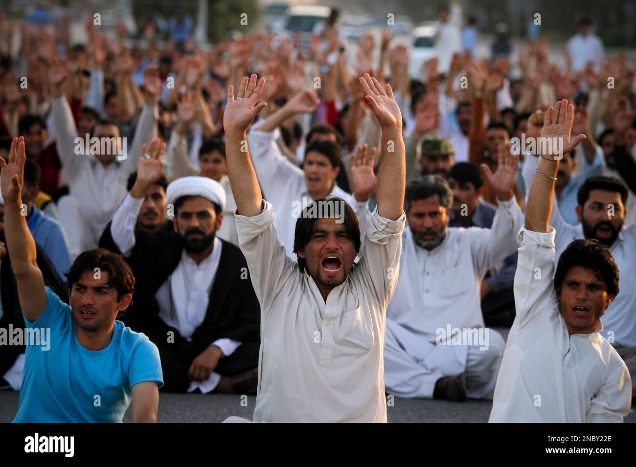 Shiite Muslims from the Pakistani Kurram tribal area chant slogans ...