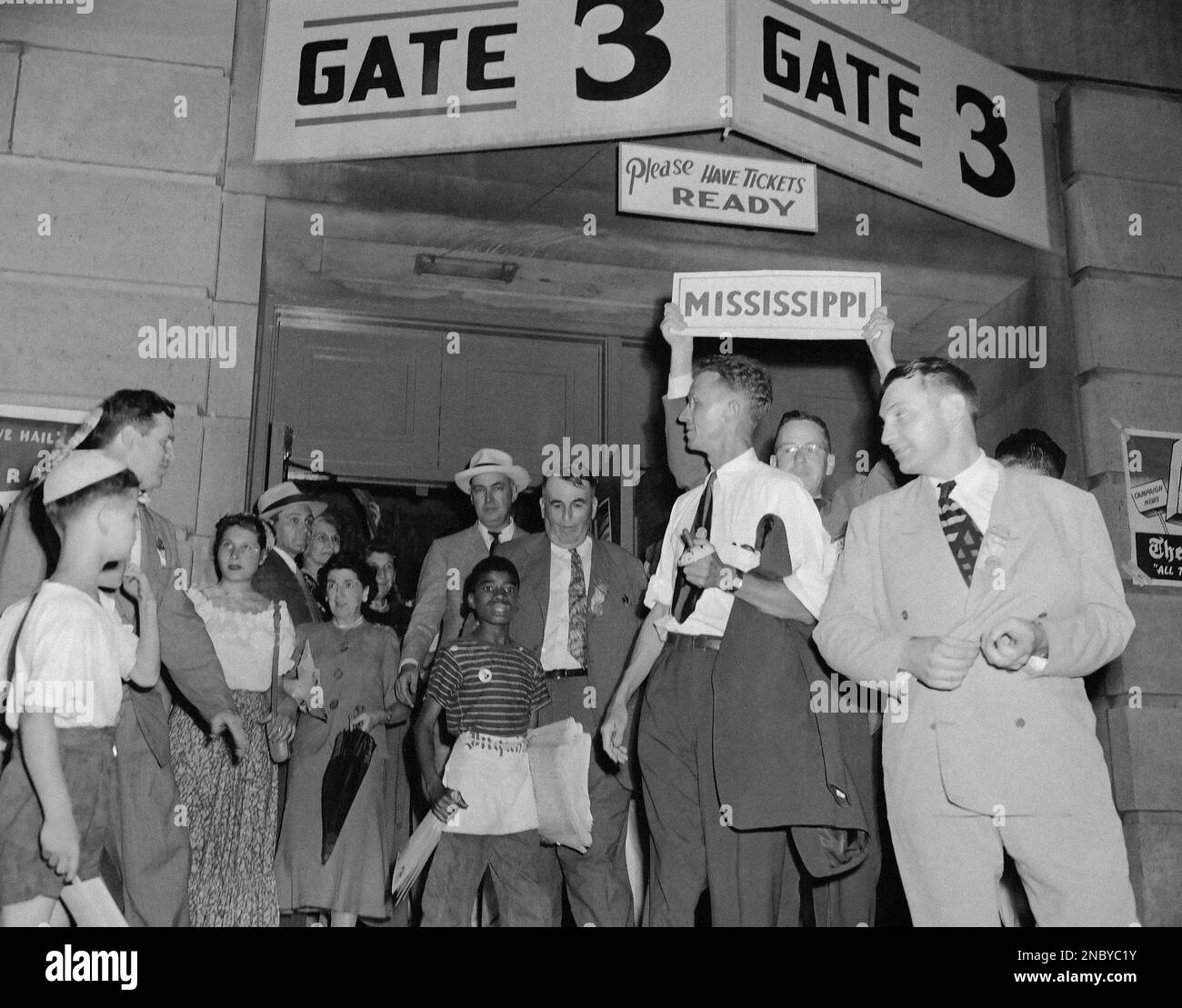 Members of the Mississippi walkout delegation gather under state ...