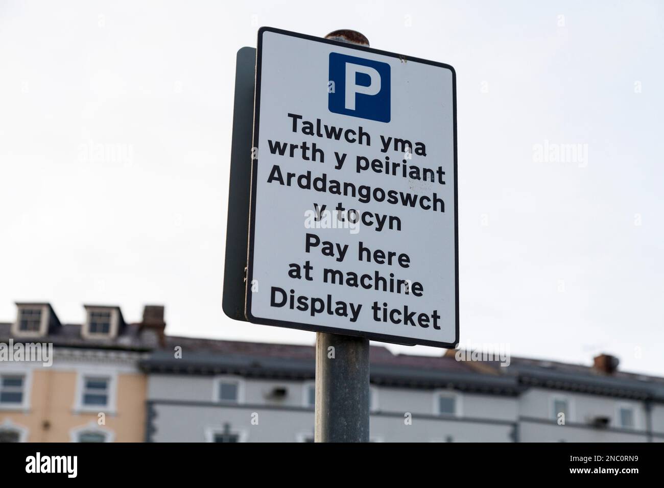 Parking sign english and welsh language hi-res stock photography and ...