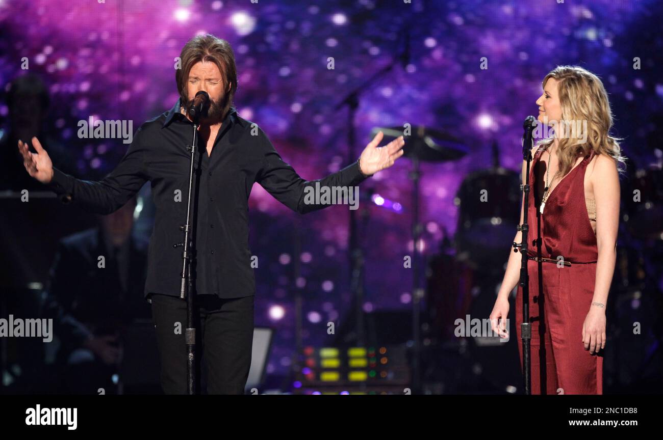 Ronnie Dunn, left, performs with honoree Jennifer Nettles at the Girls