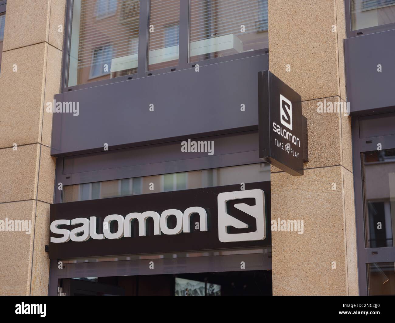 Munich, Germany - August 5, 2022: Salomon shop at old city. Salomon is a  sports equipment manufacturing company. Salomon Group is French sports  equipm Stock Photo - Alamy