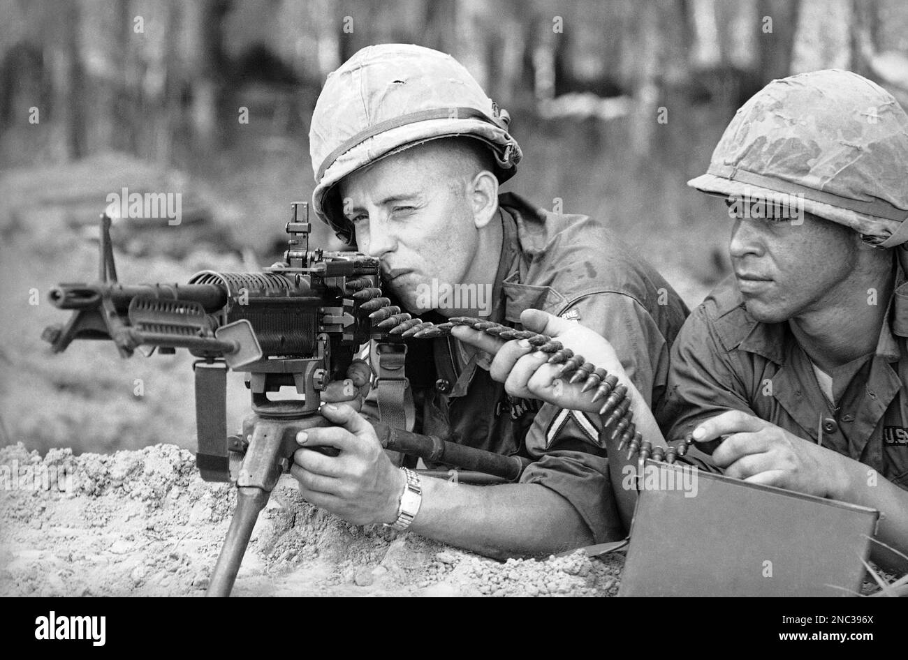 Paratroopers of the U.S. 173rd Airborne Brigade man a machine gun ...