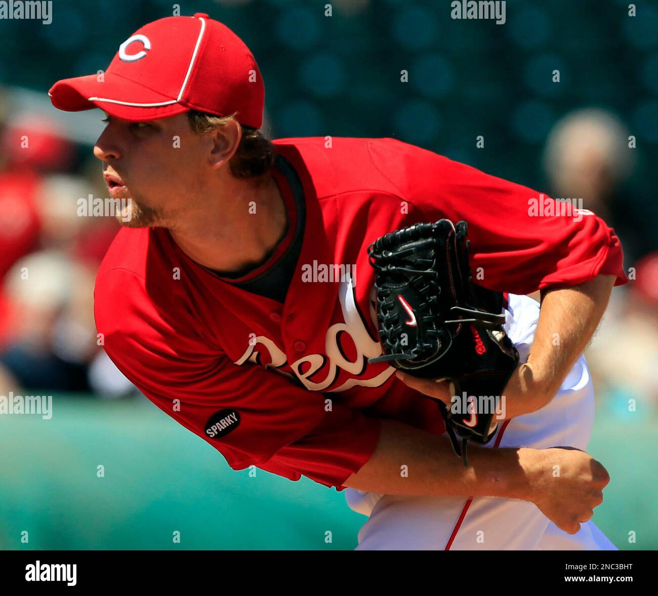Cincinnati Reds starting pitcher Mike Leake throws to the Oakland