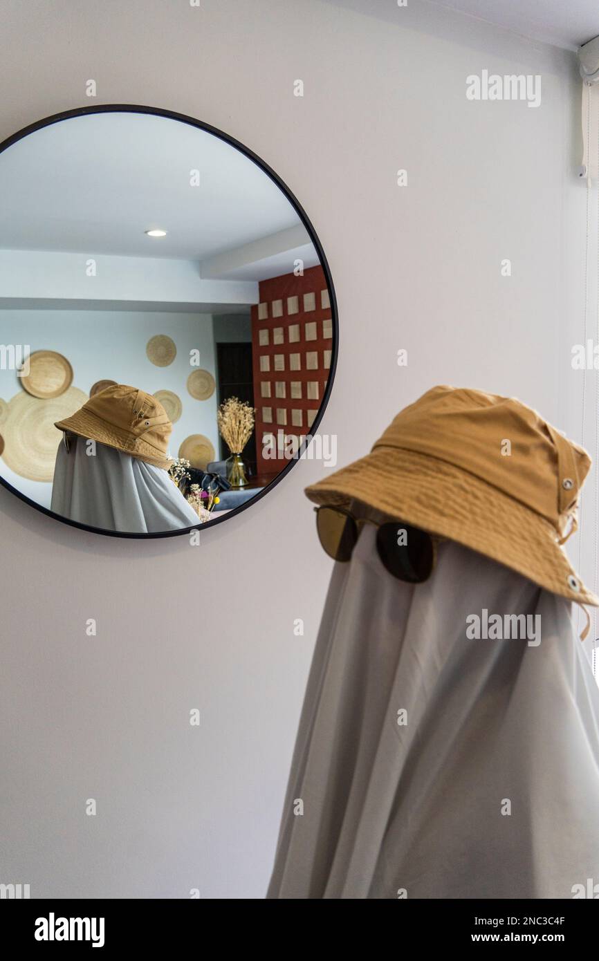Ghost from sheet hi-res stock photography and images - Alamy
