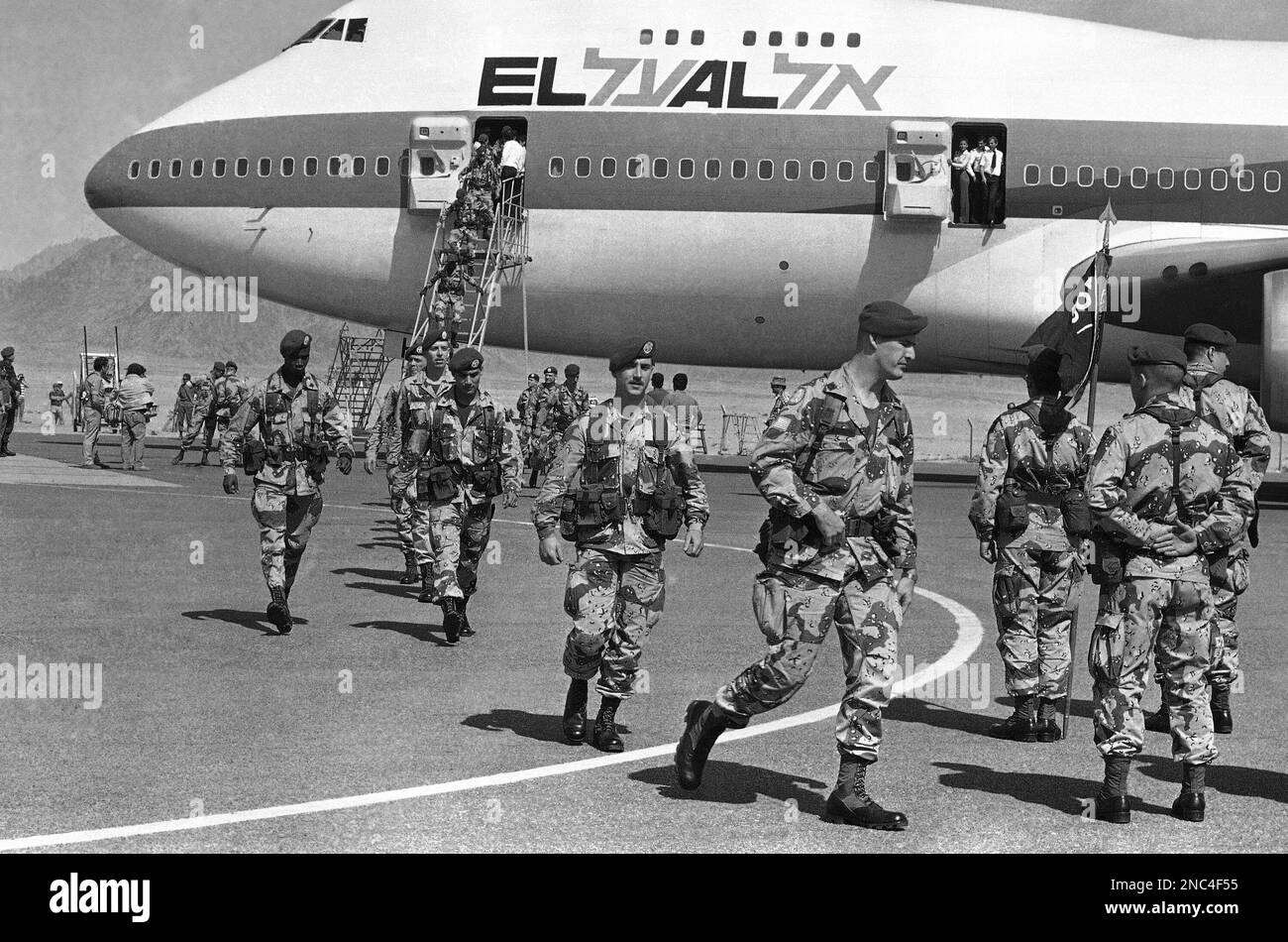 American paratroopers getting off the El Al plane that brought the ...