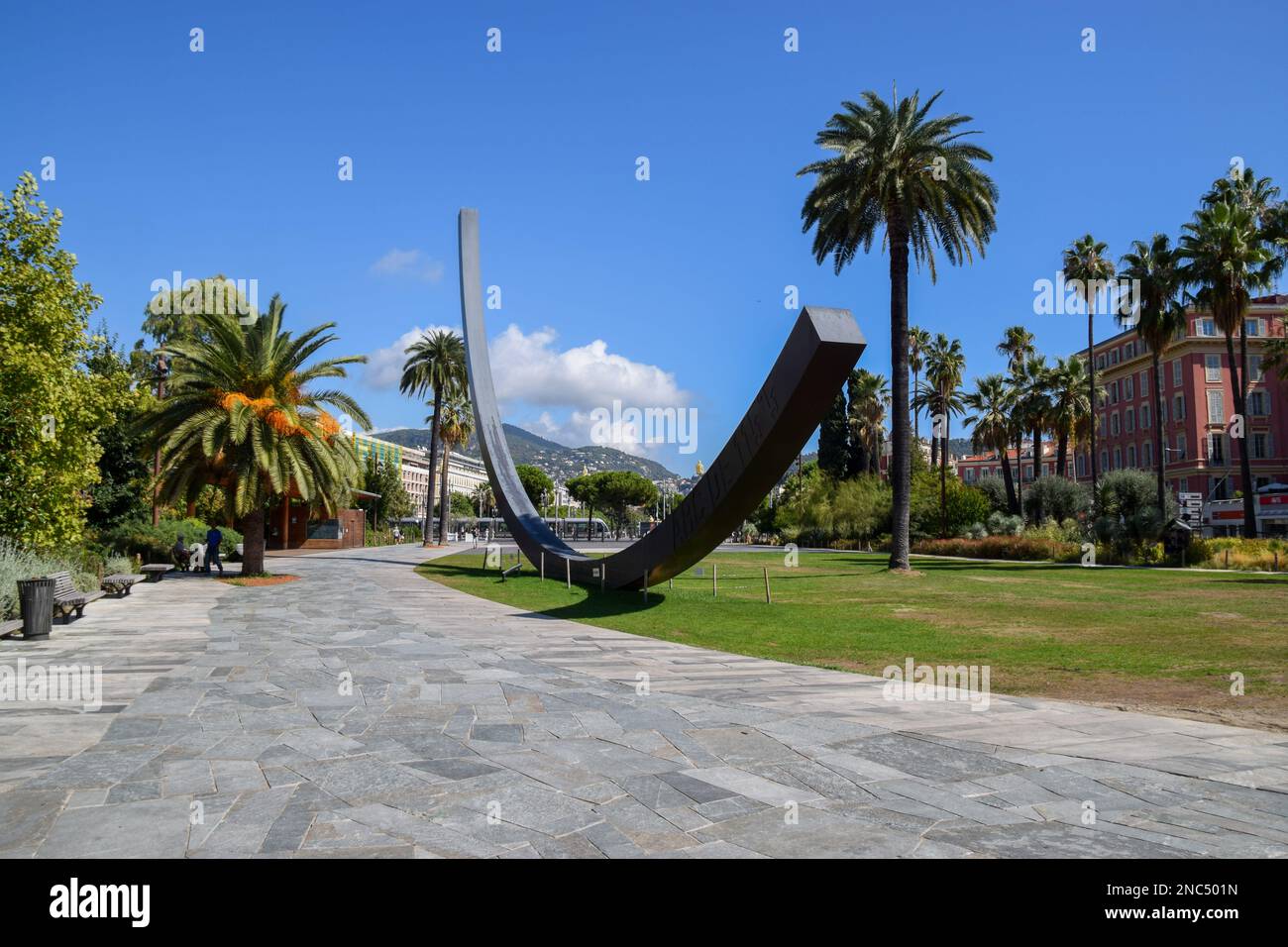 Arc de 115,5° sculpture by Bernar Jardin Albert 1er, Nice, South